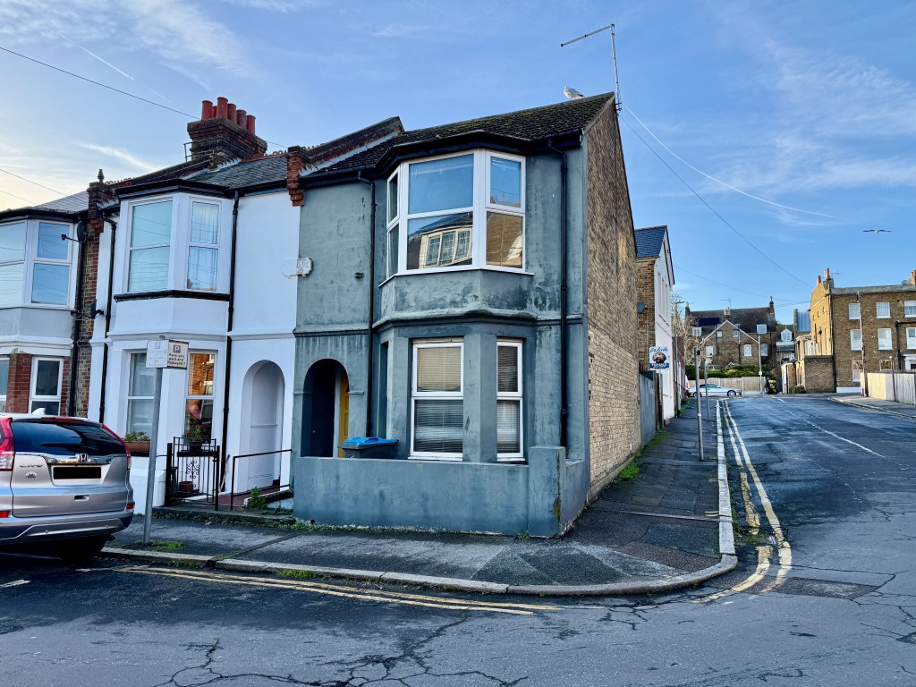 Lot: 19 - END-TERRACE IN TOWN CENTRE WITH POTENTIAL FOR PARKING - End-terrace house